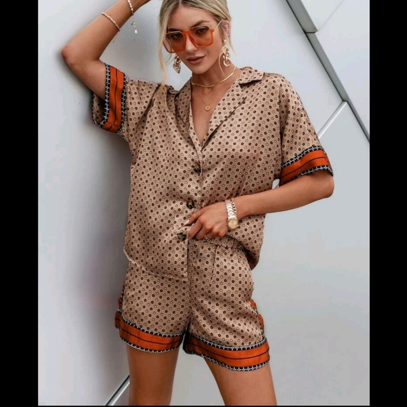 Allover Print Blouse and Shorts Set - Picture 4 of 8